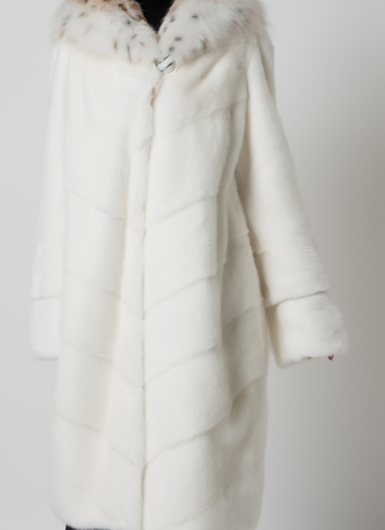Белая шуба из норки с рысью