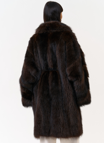 Шуба из меха енота с английским воротником