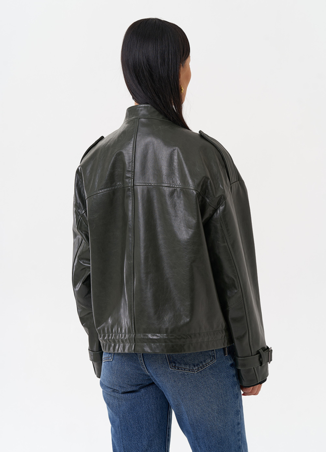 Женская кожаная куртка зеленого цвета модель № 77871 в кредит