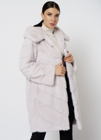 Светлая норковая шуба с капюшоном