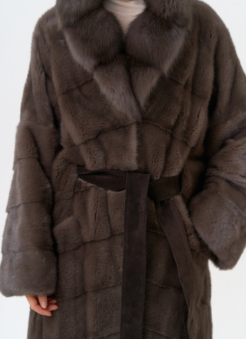 Длинная шуба из меха норки с капюшоном из меха куницы