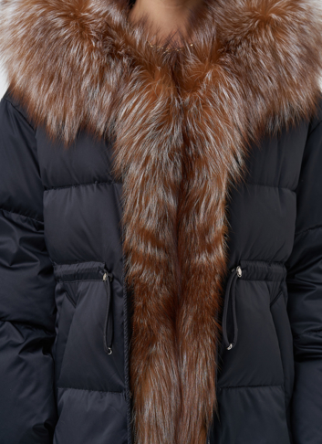 Женский пуховик с отделкой из меха лисы