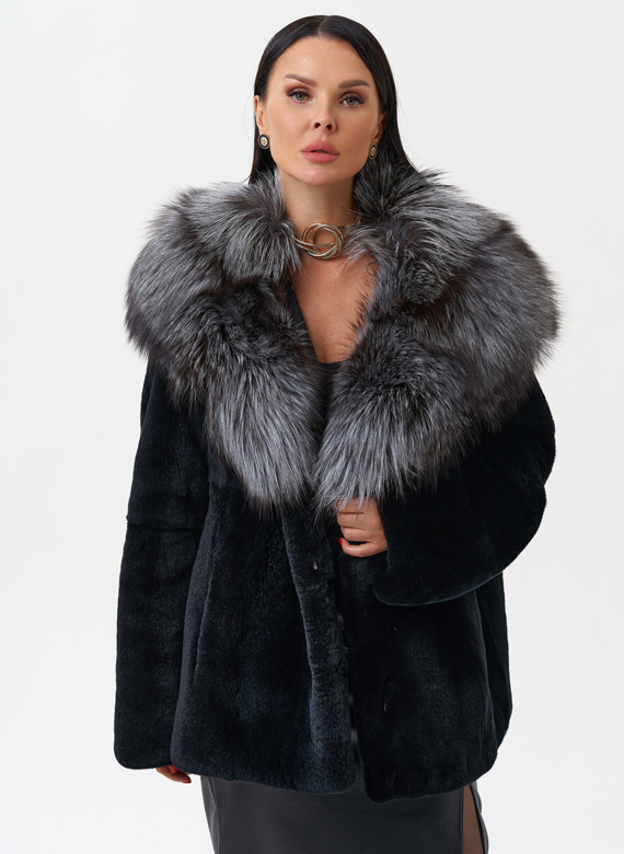 Шуба из меха кролика с капюшоном из чернобурки