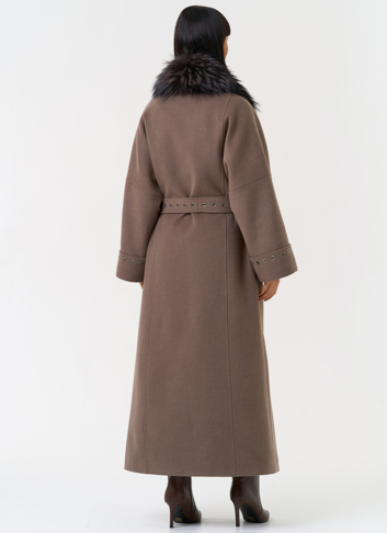 Утепленное женское пальто с английским воротником из меха лисы