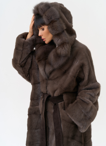 Длинная шуба из меха норки с капюшоном из меха куницы