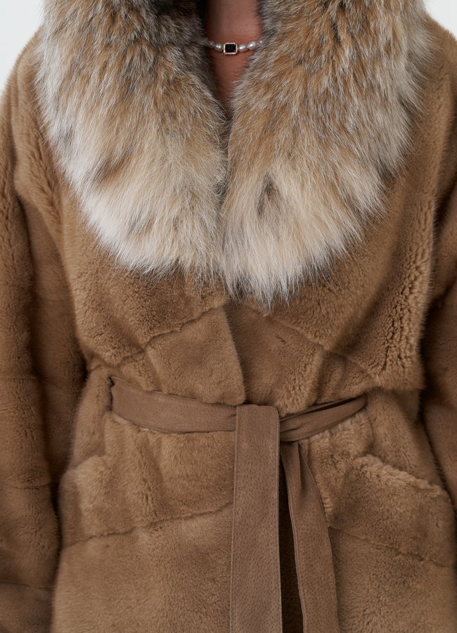 Длинная шуба из норки с капюшоном из рыси модель № 27844 в рассрочку