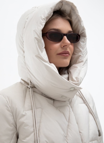 Женский светлый пуховик с поясом