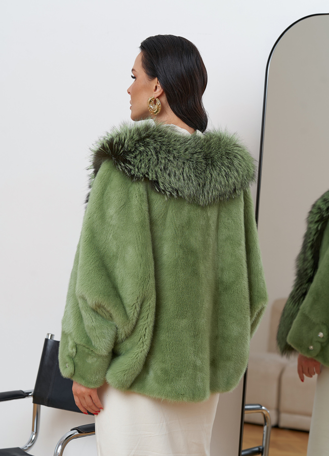 Короткая шуба из норки с мехом из чернобурки модель № 81025 универмаг малина