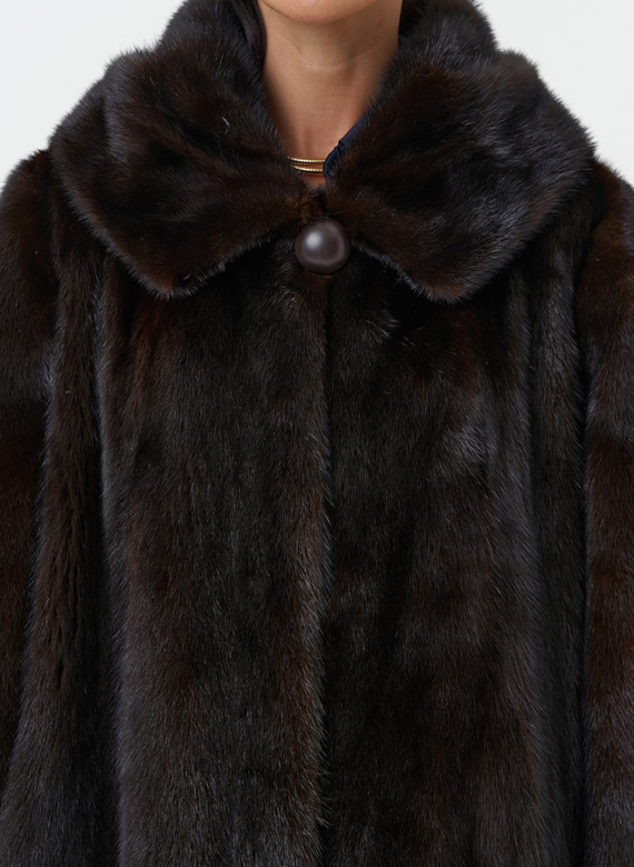 Женская шуба из меха норки с капюшоном 