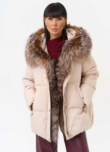 Женский пуховик с отделкой из натурального меха