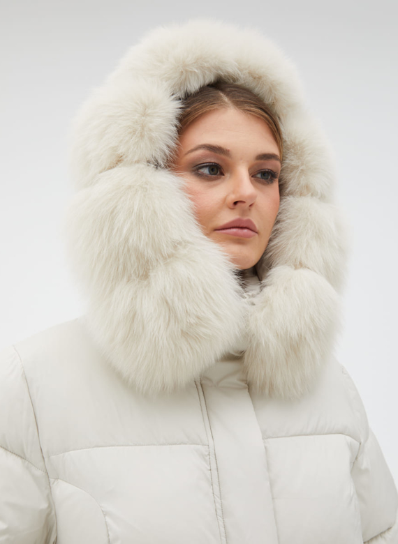 Короткий пуховик с капюшоном из меха песца