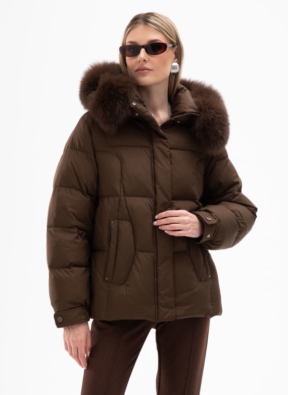 Короткий пуховик с капюшоном из меха песца