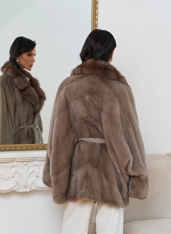 Женская шуба из меха норки с воротником из меха куницы