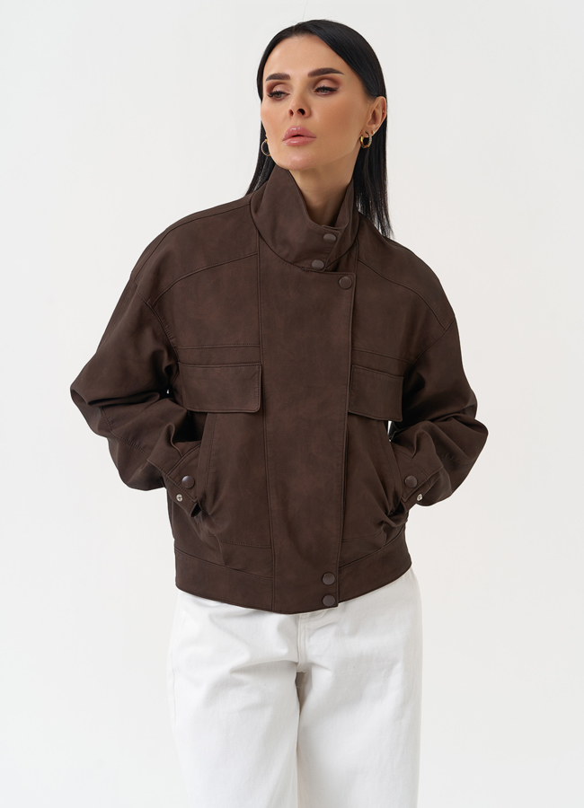 Женская куртка бомбер из эко кожи коричневого цвета модель № 30417 меха малина