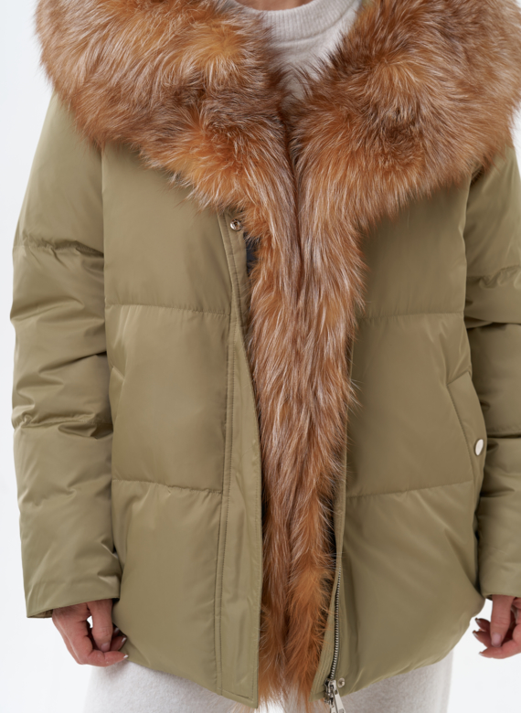 Пуховик с капюшоном из меха лисы