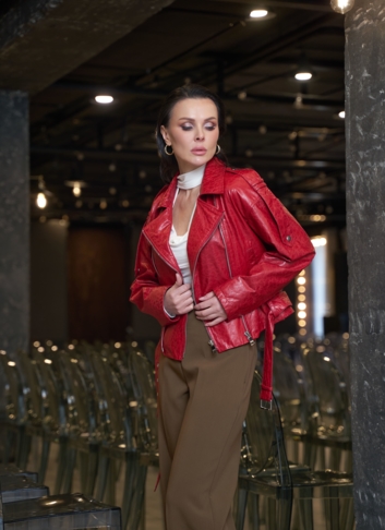 Красная куртка из натуральной кожи