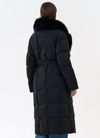 Женский пуховик с воротником из меха песца в черном цвете