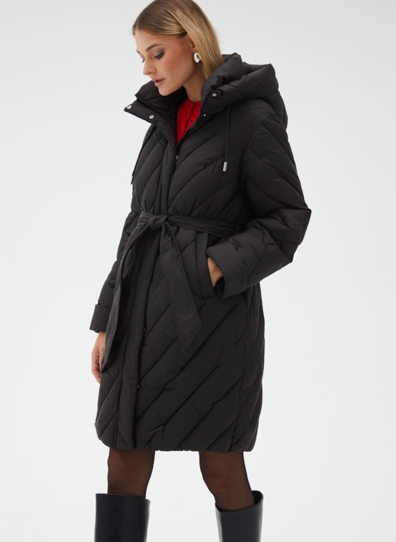 Женский пуховик черного цвета с поясом
