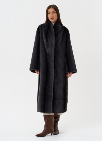 Длинное пальто из эко меха с принтом деграде