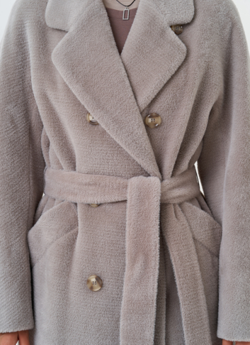 Утепленное двубортное пальто с английским воротником