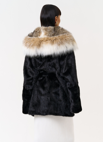 Женская шуба из меха норки с капюшоном из меха рыси