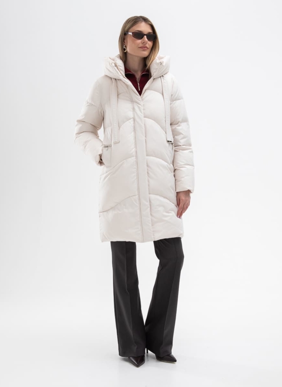 Женский пуховик белого цвета с капюшоном