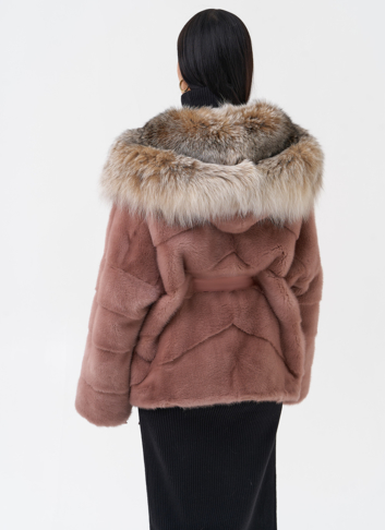 Короткая шуба из норки с капюшоном из рыси