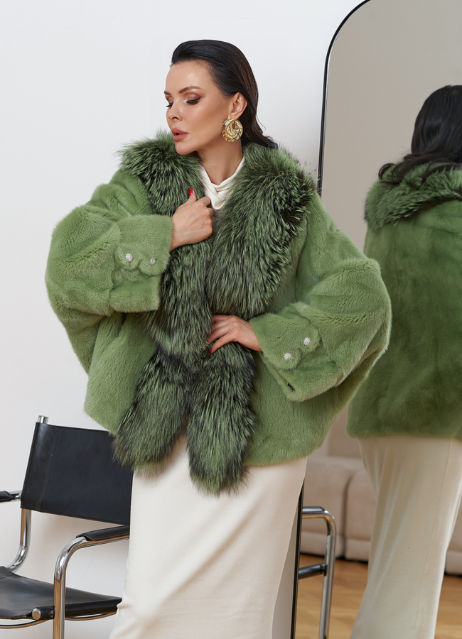 Короткая шуба из норки с мехом из чернобурки модель № 81025 меха малина