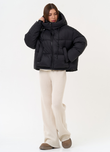 Женский короткий пуховик черного цвета