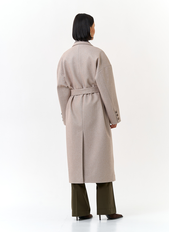 Женское пальто с акцентным воротником