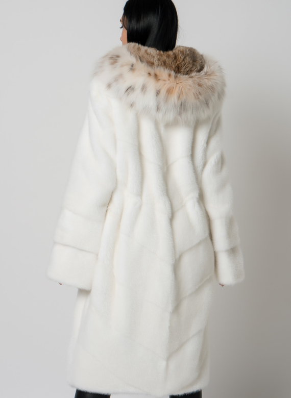 Белая шуба из норки с рысью