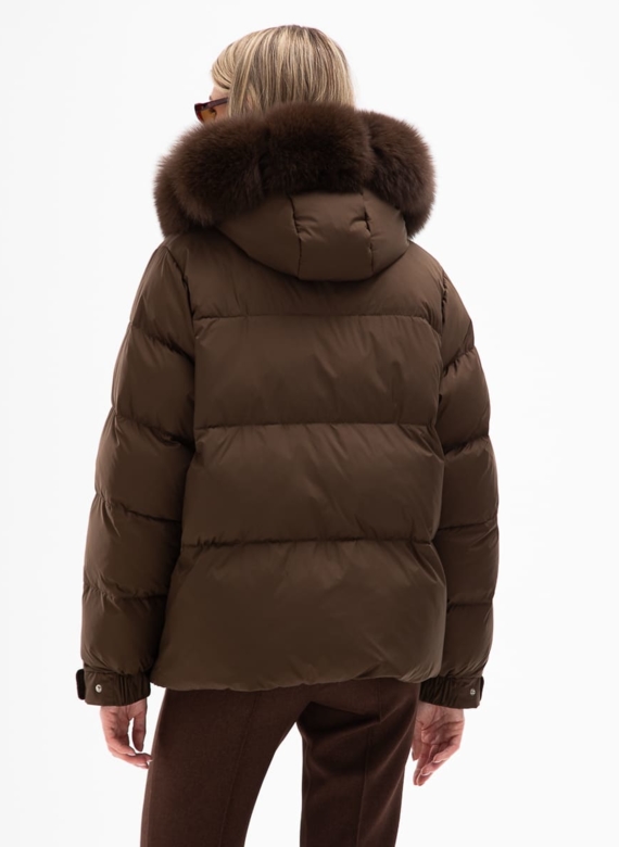 Короткий пуховик с капюшоном из меха песца