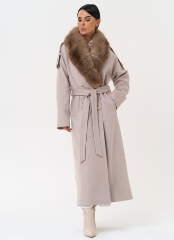 Утепленное женское пальто с английским воротником из меха фроста