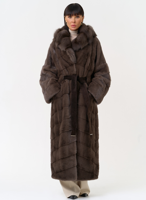 Длинная шуба из меха норки с капюшоном из меха куницы