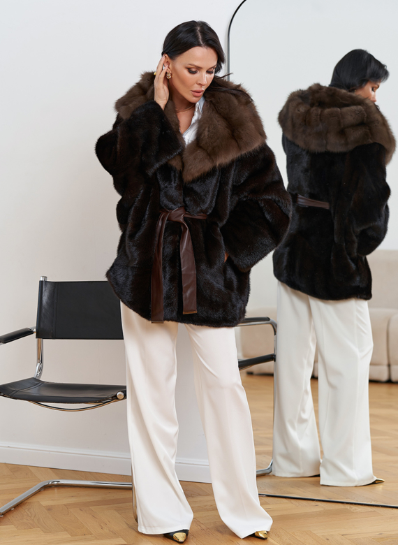 Женская шуба из меха норки с капюшоном из меха куницы