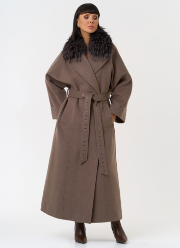 Утепленное женское пальто с английским воротником из меха лисы