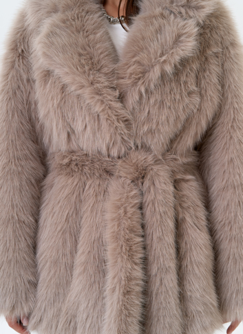 Женская шуба из эко меха в бежевом цвете