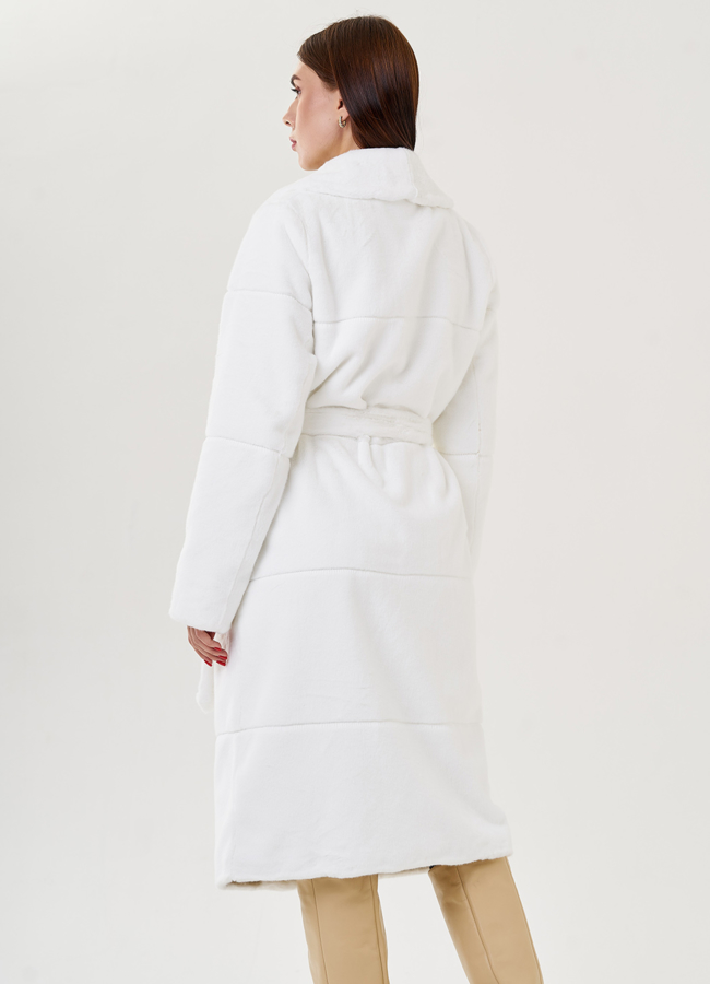 Белое пальто из эко меха модель № 23533 в кредит