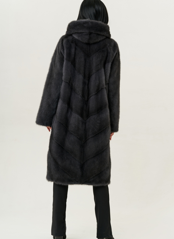 Женская шуба из норки силуэта баллон с капюшоном
