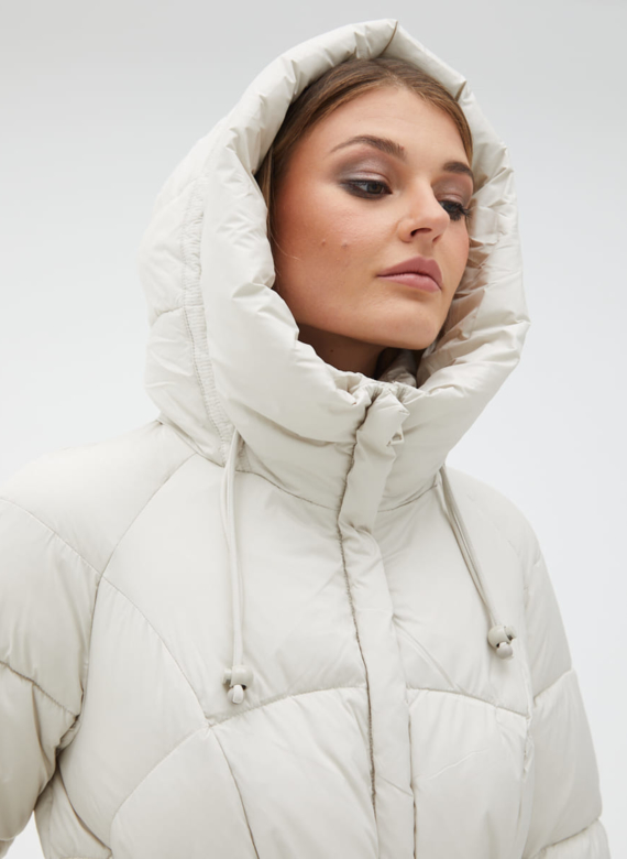 Женский светлый пуховик с капюшоном и поясом