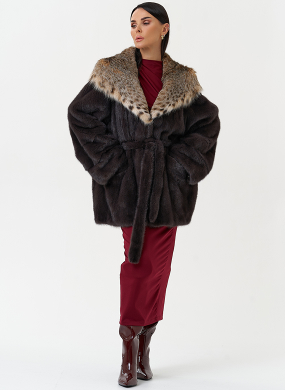 Женская шуба из меха норки с капюшоном из меха рыси