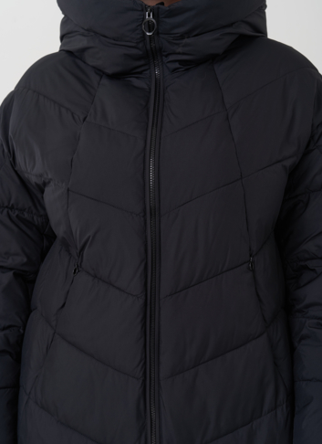 Женский пуховик с капюшоном черного цвета 