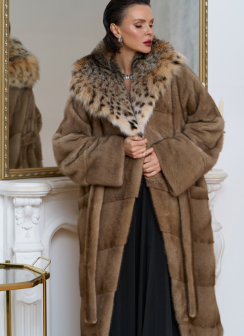 Женская шуба из меха норки с капюшоном из меха рыси