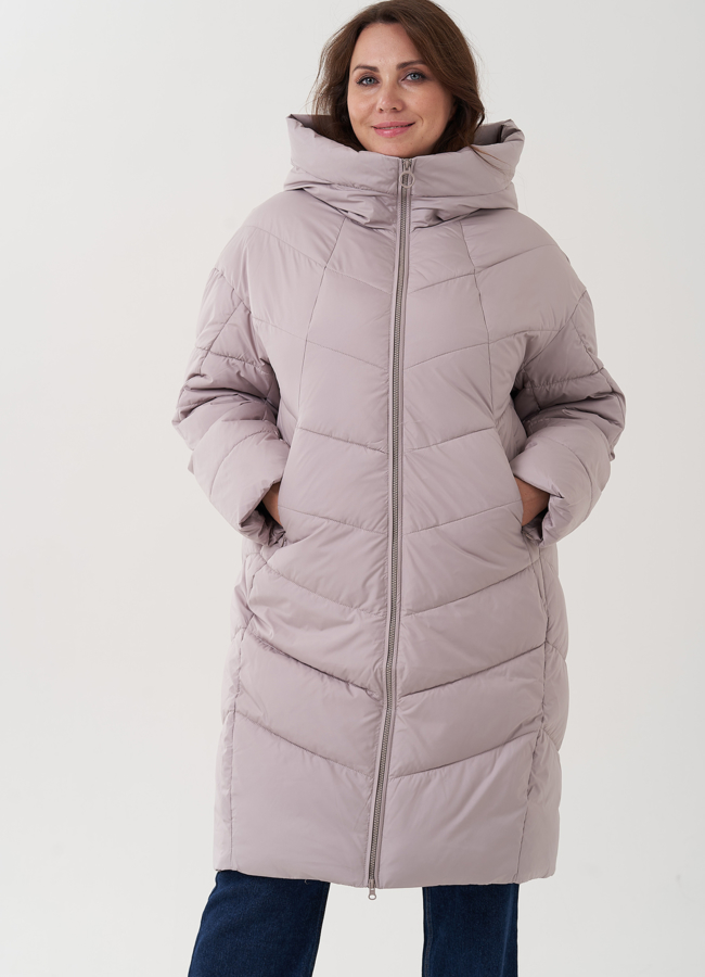 Женский пуховик с капюшоном бежевого цвета  модель № 25715 меха малина
