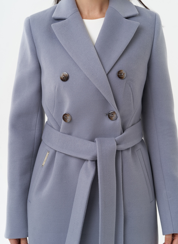 Женское двубортное пальто с поясом