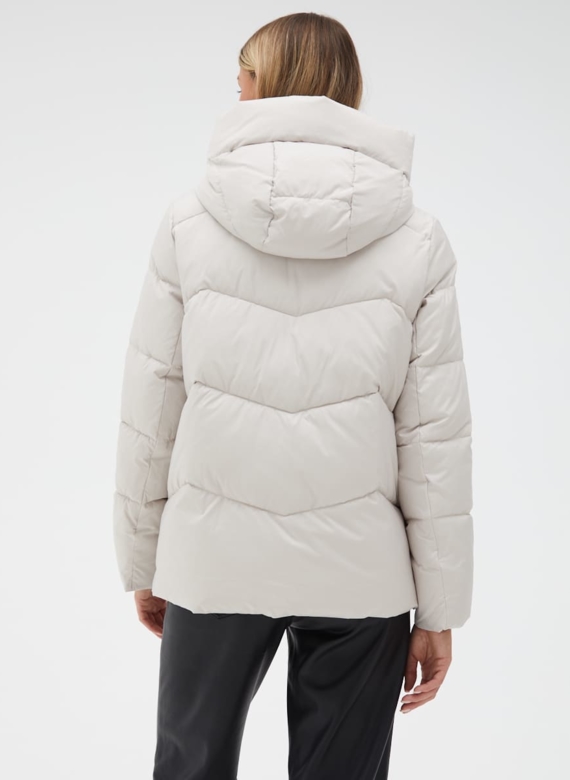 Женский светлый пуховик с капюшоном