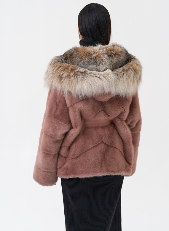 Короткая шуба из норки с капюшоном из рыси