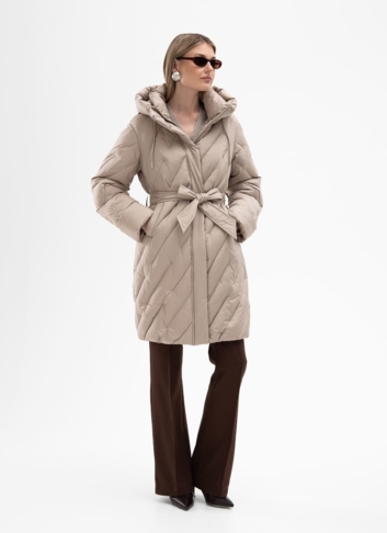 Женский пуховик бежевого цвета с капюшоном