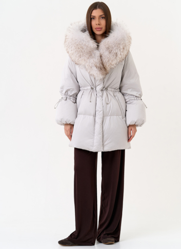 Светлый пуховик с капюшоном из меха лисы