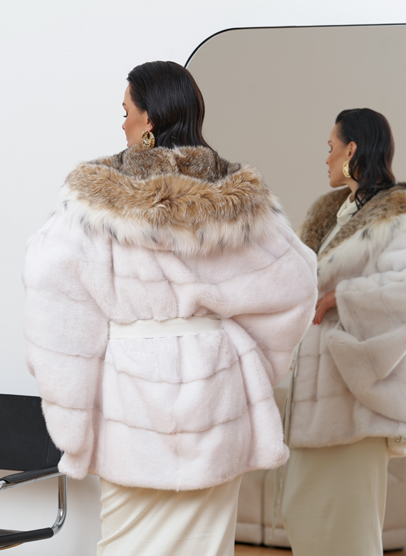 Короткая светлая шуба с рысью